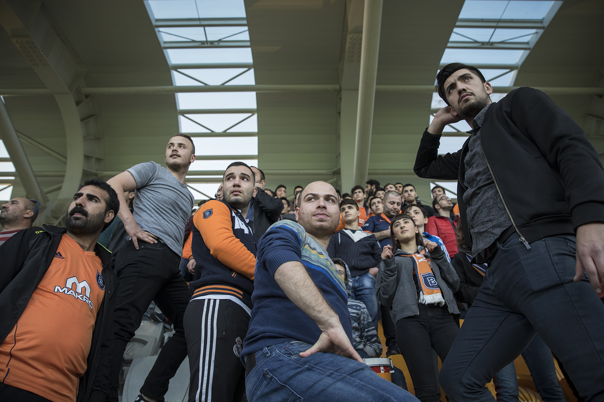 Hüseyin (ganz rechts) versucht mit seiner Fangruppe, gegen die Tristesse im Stadion von Başakşehir anzukämpfen. Als Spitzenteam hat sich sein Team allerdings bereits etabliert.