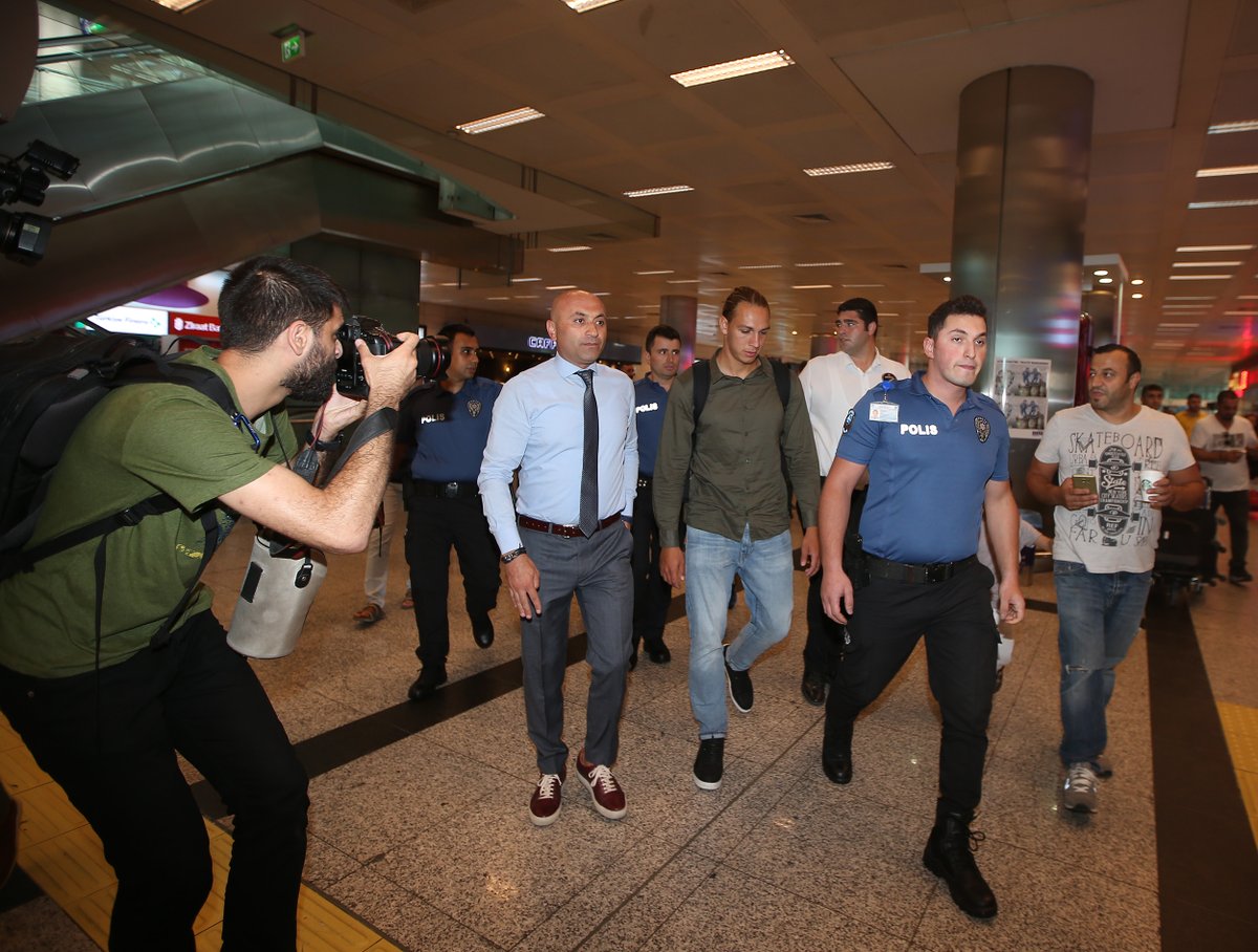 Transfers als grosse Show: Michael Frey bei seiner Ankunft am Atatürk-Flughafen. Quelle: Twitter Fenerbahçe SK